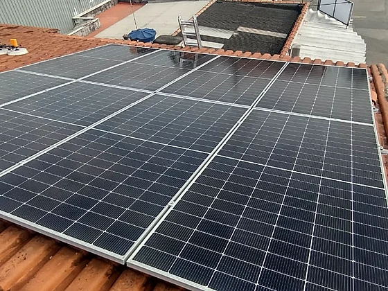 Placas solares limpas, superfície refletindo o céu