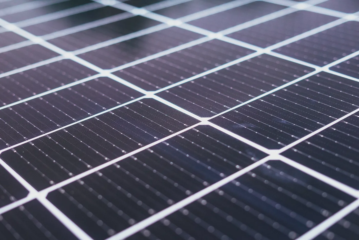 Superfície de um painel fotovoltaico em detalhe